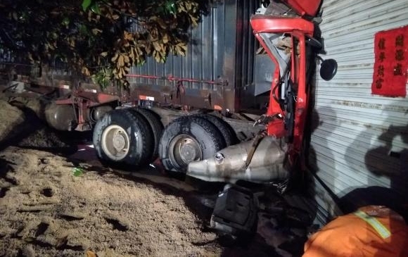 凌晨拉沙大货车冲入民宅 金华特勤消防破拆救出被困司机