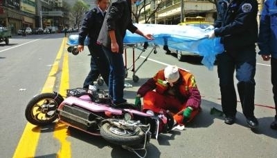 出租车撞飞环卫工