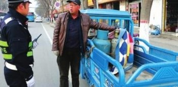 车辆行人不守规矩交警细查防止隐患