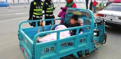 车辆行人不守规矩交警细查防止隐患