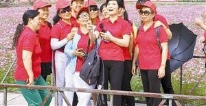 大鹏老人徒步行