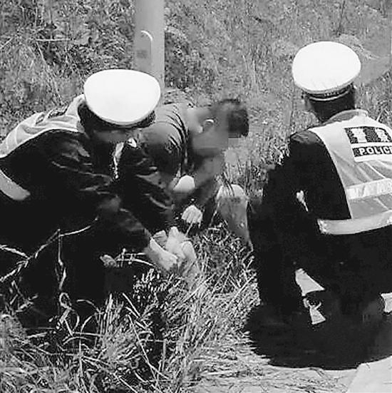 有警察！义乌男子跳下车20分钟吃光半米内青草 他被送到医院血检，还是醉驾