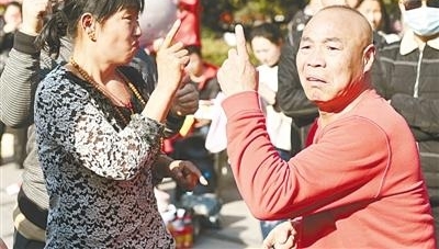 好尴尬啊，不让跳了 人民公园叫停“尬舞”： 围观者踏伤草坪，人多引发治安案件，网络直播