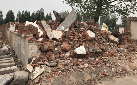 啄木鸟在行动：二环西路济南森林公园附近建筑垃圾长期裸露无清理