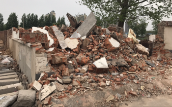 啄木鸟在行动：二环西路济南森林公园附近建筑垃圾长期裸露无清理