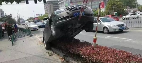 别克车“骑”上了航南公路电线杆钢缆 幸无人伤亡