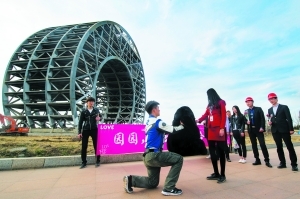 长春小伙求婚放大招：徒手爬60米高空高空摘“猩”