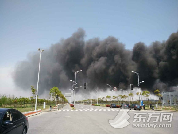 上海飞机制造公司浦东基地失火 浓烟上空有飞机飞过