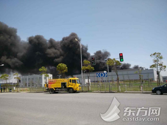 上海飞机制造公司浦东基地失火 浓烟上空有飞机飞过