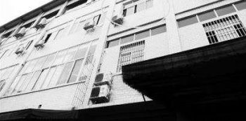 男子偷腥被抓 情急翻窗不慎坠楼