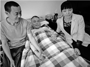 不离不弃！女子带瘫痪前夫出嫁 12年两任丈夫亲如兄弟