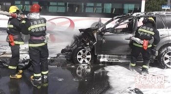 金山今早高峰汽车撞车后起火 消防营房见烟赶赴现场