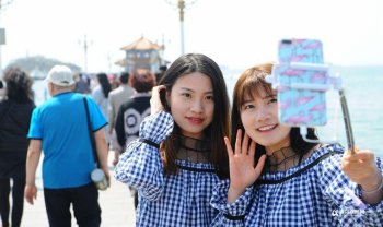 高清：春日栈桥游人如织 晒回澜阁里的老物件