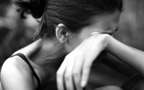 杭州一姑娘失恋割腕 闺蜜竟陪着一起割