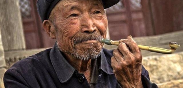 农村老汉在田里偷偷种这种东西，很多人不知道，年入数十万