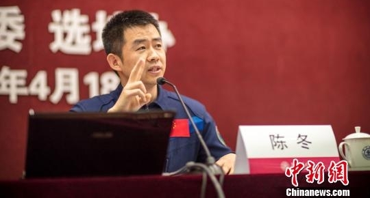 景海鹏、陈冬做客上海交大“励志讲坛”