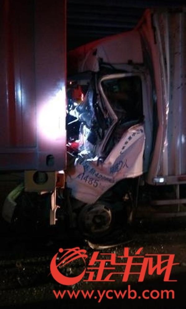 货车深夜追尾致2人被困广州消防官兵成功救出被困者