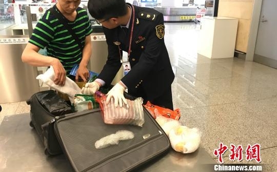 昆明机场检疫犬“秒嗅”违禁物 堪称“国门新卫士”