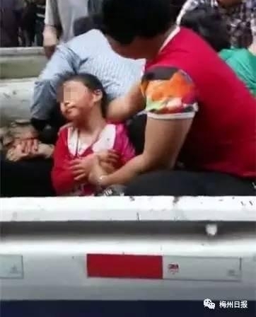 梅州失魂铲车中学门口连撞多名学生致一死