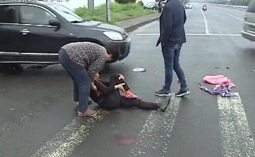 常州一老太骑车被撞伤 肇事司机逃离现场