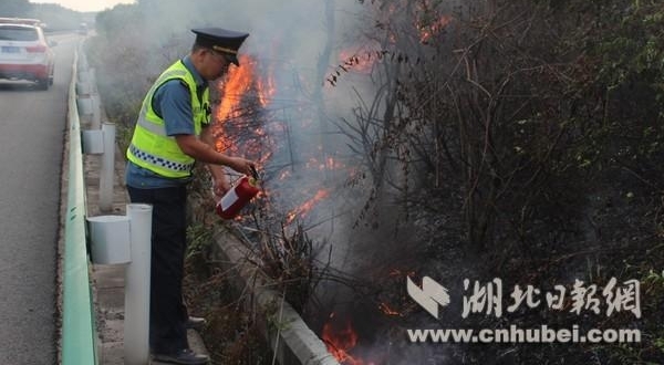 男子高速路边坡点火“上瘾” 路政养护及时灭火