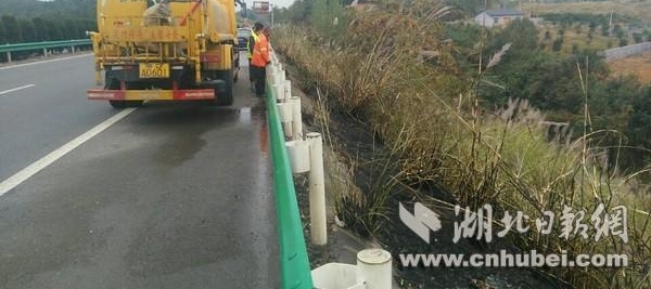 男子高速路边坡点火“上瘾” 路政养护及时灭火