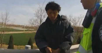 聊城打工男赤脚走高速 计划从平度走到烟台