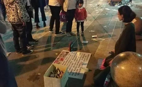 美女塞毛毯扮“孕妇”跪街乞讨 网友发图揭穿骗局