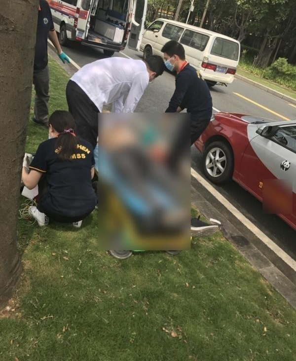 警车紧急“拦停”后溜出租车 背后真相令人称赞