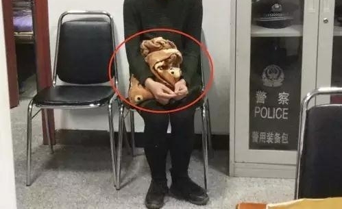 美女塞毛毯扮“孕妇”跪街乞讨 网友发图揭穿骗局