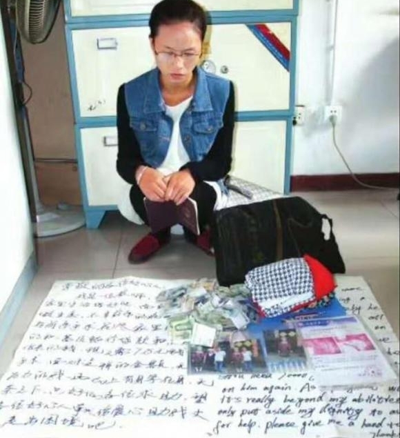 美女塞毛毯扮“孕妇”跪街乞讨 网友发图揭穿骗局