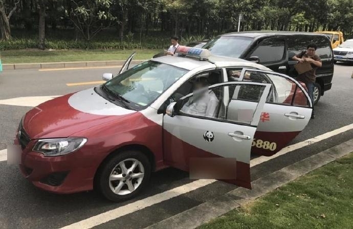 警车紧急“拦停”后溜出租车 背后真相令人称赞