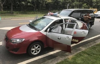 警车紧急“拦停”后溜出租车 背后真相令人称赞