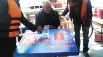 七旬老人想不开跳河轻生义务搜救员驾船奋力施救