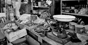 61岁“桃杨路副食店”将关门谢客 老街坊纷纷赶来留念想儿