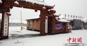中国北疆四月飞雪 冰雪奇观俏争春色
