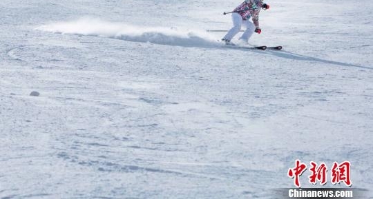 中国北疆四月飞雪 冰雪奇观俏争春色