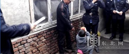 小男孩被母亲遗弃 民警将孩子送回爷爷手中