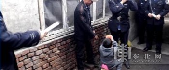 小男孩被母亲遗弃 民警将孩子送回爷爷手中