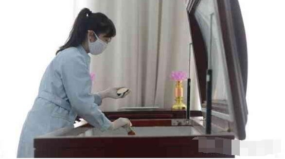 90后女入殓师，掀开白布看到第一位逝者时当场晕倒