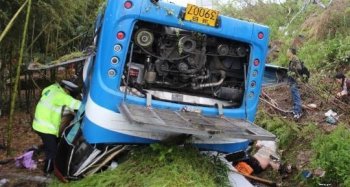 浙江载26人大巴高速上翻车， 3人未系安全带，伤势较重