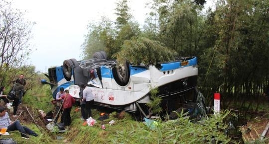 浙江载26人大巴高速上翻车， 3人未系安全带，伤势较重