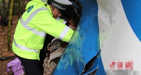 浙江载26人大巴高速上翻车， 3人未系安全带，伤势较重