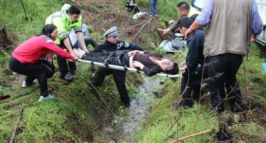 浙江载26人大巴高速上翻车， 3人未系安全带，伤势较重