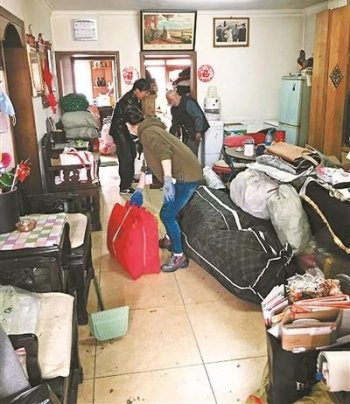 老人家中清出成吨垃圾