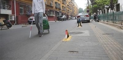 记者实地调查：盲道停满车 视障学生出行受阻