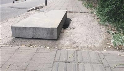 记者实地调查：盲道停满车 视障学生出行受阻