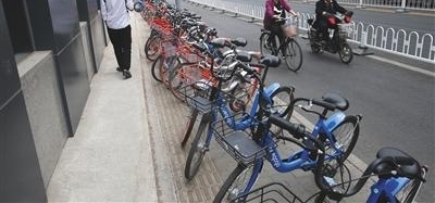 记者实地调查：盲道停满车 视障学生出行受阻