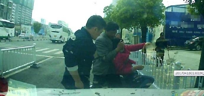 徐州一司机开车打盹轿车失控 撞护栏又撞伤俩人