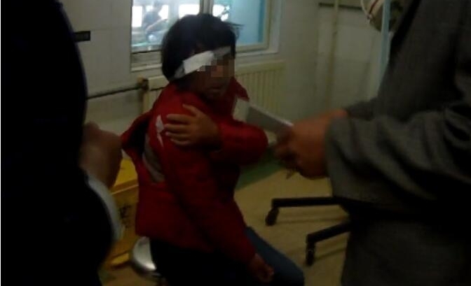 徐州一司机开车打盹轿车失控 撞护栏又撞伤俩人